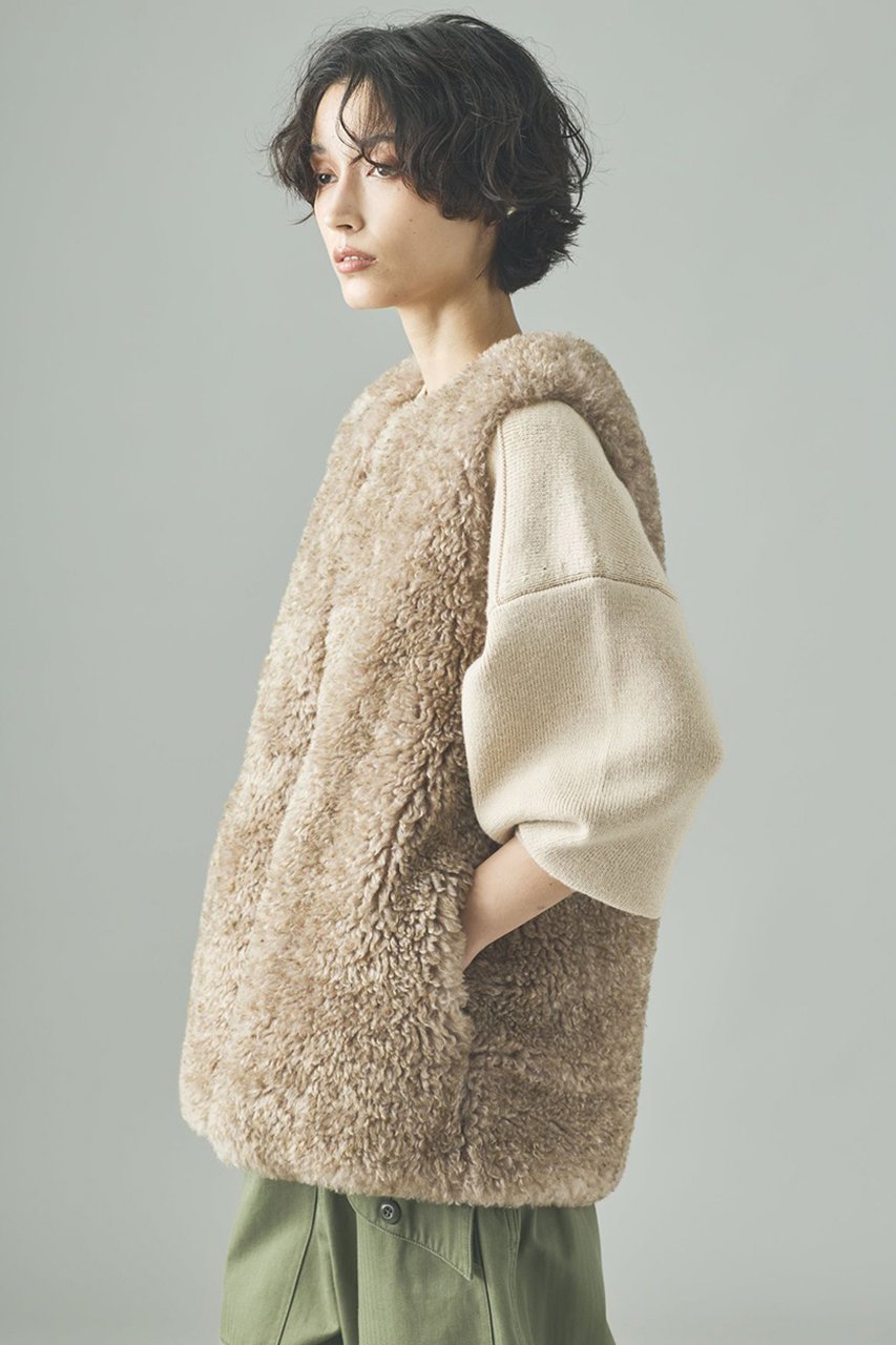 【カレンソロジー/Curensology】のリバーキルトファーベスト 人気、トレンドファッション・服の通販 founy(ファニー) 　ファッション　Fashion　レディースファッション　Fashion for Women　アウター　Coat / Outerwear Collection　レディースジャケット・軽アウター　Jackets　なめらか　Smooth, Silky Texture　イタリア　Italy　キルト　Quilt, Quilted Fabric　サテン　Satin, Glossy Fabric　シンプル　Simple, Minimal　ジップ　Zip, Zipper　ジャケット　Jacket, Outerwear　タフタ　Taffeta, Structured Fabric　バランス　Balance, Style Balance　フェイクファー　Faux Fur, Imitation Fur　ベスト　Vest, Waistcoat　エレガント 上品　Elegant　秋　Autumn　other-2|ID: prp329100004628587 ipo3291000000035651334