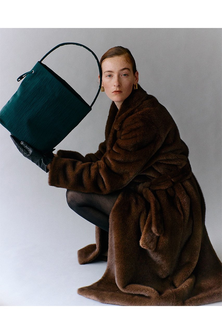 【メアリ オル ターナ/MARY AL TERNA】のWRAPPING リサイクルナイロンショルダートート M 人気、トレンドファッション・服の通販 founy(ファニー) 　ファッション　Fashion　レディースファッション　Fashion for Women　バッグ　Bags　2025年　2025　2025-2026秋冬・A/W　Autumn/Winter 2025–26 AW25–26　ショルダー　Shoulder, Shoulder Strap　スタイリッシュ　Stylish, Fashionable　巾着　Drawstring Bag, Kinchaku　A/W・秋冬　Autumn/Winter　other-2|ID: prp329100004630005 ipo3291000000033298287