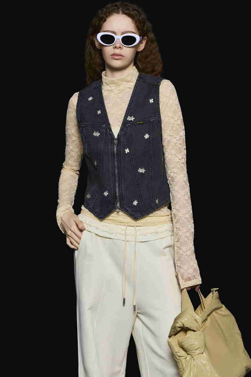 【メゾンスペシャル/MAISON SPECIAL】の【Wrangler×MAISON SPECIAL】Collaboration Flower Embroidery Denim Vest/ラングラーコラボレーションフラワーエンブロイダリーデニムベスト 人気、トレンドファッション・服の通販 founy(ファニー) 　ファッション　Fashion　レディースファッション　Fashion for Women　アウター　Coat / Outerwear Collection　レディースジャケット・軽アウター　Jackets　ウエスタン　Western Style　クラシカル　Classical, Vintage-Inspired　コンパクト　Compact, Small Size　ジャケット　Jacket, Outerwear　ジーンズ　Jeans, Denim Pants　デニム　Denim, Jeans Material　バランス　Balance, Style Balance　パターン　Pattern, Design Print　フラワー　Flower, Floral　ベスト　Vest, Waistcoat　ミックス　Mix, Mixed Style　モチーフ　Motif, Design Theme　ワーク　Workwear, Utility Style　A/W・秋冬　Autumn/Winter　2025年　2025　2025-2026秋冬・A/W　Autumn/Winter 2025–26 AW25–26　other-7|ID: prp329100004630825 ipo3291000000033313455