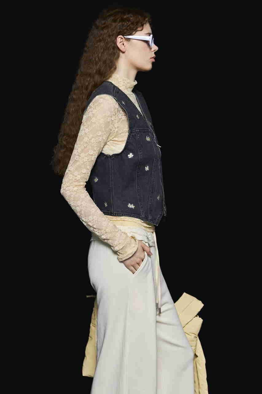 【メゾンスペシャル/MAISON SPECIAL】の【Wrangler×MAISON SPECIAL】Collaboration Flower Embroidery Denim Vest/ラングラーコラボレーションフラワーエンブロイダリーデニムベスト 人気、トレンドファッション・服の通販 founy(ファニー) 　ファッション　Fashion　レディースファッション　Fashion for Women　アウター　Coat / Outerwear Collection　レディースジャケット・軽アウター　Jackets　ウエスタン　Western Style　クラシカル　Classical, Vintage-Inspired　コンパクト　Compact, Small Size　ジャケット　Jacket, Outerwear　ジーンズ　Jeans, Denim Pants　デニム　Denim, Jeans Material　バランス　Balance, Style Balance　パターン　Pattern, Design Print　フラワー　Flower, Floral　ベスト　Vest, Waistcoat　ミックス　Mix, Mixed Style　モチーフ　Motif, Design Theme　ワーク　Workwear, Utility Style　A/W・秋冬　Autumn/Winter　2025年　2025　2025-2026秋冬・A/W　Autumn/Winter 2025–26 AW25–26　other-8|ID: prp329100004630825 ipo3291000000033313456