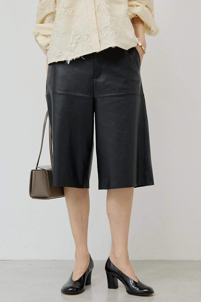 【ガリャルダガランテ/GALLARDAGALANTE】のレザーハーフパンツ インテリア・キッズ・メンズ・レディースファッション・服の通販 founy(ファニー) https://founy.com/ ファッション Fashion レディースファッション Fashion for Women パンツ Pants & Trousers ショートパンツ・ハーフパンツ High-Waisted & Relaxed Shorts おすすめ Recommended / Our Picks クール Cool, Chic ショート Short, Short Length ミックス Mix, Mixed Style エレガント 上品 Elegant |ID: prp329100004630848 ipo3291000000036132467