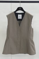 【プルミエ アロンディスモン/1er Arrondissement】のペプラムジレ 人気、トレンドファッション・服の通販 founy(ファニー) ファッション Fashion レディースファッション Fashion for Women アウター Coat / Outerwear Collection レディースジャケット・軽アウター Jackets 2025年 2025 2025-2026秋冬・A/W Autumn/Winter 2025–26 AW25–26 おすすめ Recommended / Our Picks インナー Innerwear コンパクト Compact, Small Size ジャケット Jacket, Outerwear タートルネック Turtleneck, High Neck デニム Denim, Jeans Material バランス Balance, Style Balance ベスト Vest, Waistcoat ペプラム Peplum, Flared Hem ボトム Bottoms, Lower Wear エレガント 上品 Elegant A/W・秋冬 Autumn/Winter |ID:prp329100004634677