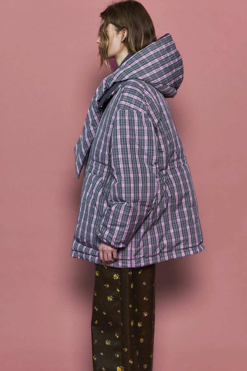 【メゾンスペシャル/MAISON SPECIAL】のPlaid Hoodie Scarf Middle Down Coat/チェックフーディマフラーミドルダウンコート 人気、トレンドファッション・服の通販 founy(ファニー) 　ファッション　Fashion　レディースファッション　Fashion for Women　アウター　Coat / Outerwear Collection　コート・ロングコート・ピーコート　Long Coats, Peacoats & More　ダウンジャケット・軽量ダウン　Warm & Lightweight Down Jackets　マフラー・スヌード / 冬小物の定番　Scarves & Mufflers　シンプル　Simple, Minimal　スカーフ　Scarf, Neckwear　スタンド　Stand Collar, Upright Stand　スマート　Smart, Elegant　タフタ　Taffeta, Structured Fabric　ダウン　Down, Puffer　チェック　Check, Plaid, Tartan　ドローストリング　Drawstring, Pull Cord　フェザー　Feather, Feather Detail　防寒　Cold Protection, Winter-Ready　リバーシブル　Reversible, Two-Sided　A/W・秋冬　Autumn/Winter　2025年　2025　2025-2026秋冬・A/W　Autumn/Winter 2025–26 AW25–26　other-7|ID: prp329100004635356 ipo3291000000033383365