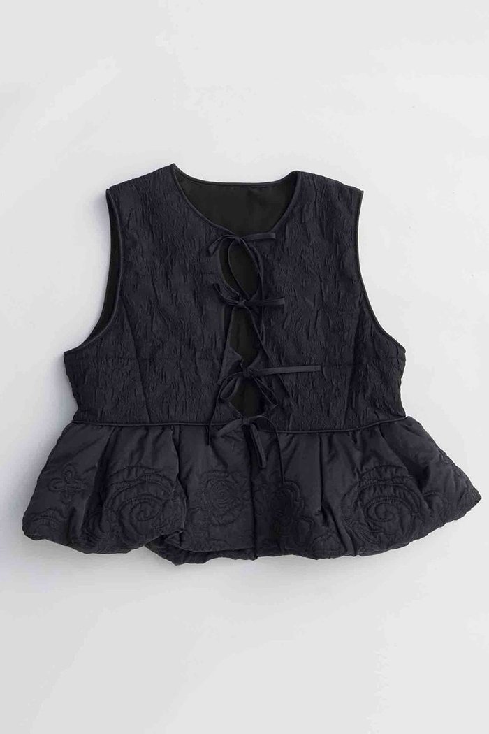 【メゾンスペシャル/MAISON SPECIAL】のEmbroidery Peplum Vest/エンブロイダリーペプラムベスト インテリア・キッズ・メンズ・レディースファッション・服の通販 founy(ファニー) https://founy.com/ ファッション Fashion レディースファッション Fashion for Women アウター Coat / Outerwear Collection レディースジャケット・軽アウター Jackets 2025年 2025 2025-2026秋冬・A/W Autumn/Winter 2025–26 AW25–26 ガーリー Girly, Feminine Style ジャカード／ジャガード Jacquard, Woven Pattern ジャケット Jacket, Outerwear センター Center, Center Line デニム Denim, Jeans Material フロント Front, Front Design ベスト Vest, Waistcoat ペプラム Peplum, Flared Hem リボン Ribbon, Bow エレガント 上品 Elegant A/W・秋冬 Autumn/Winter 防寒 Cold Protection, Winter-Ready |ID: prp329100004635365 ipo3291000000033383459