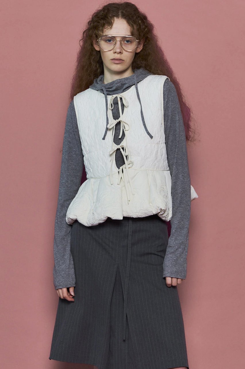 【メゾンスペシャル/MAISON SPECIAL】のEmbroidery Peplum Vest/エンブロイダリーペプラムベスト 人気、トレンドファッション・服の通販 founy(ファニー) 　ファッション　Fashion　レディースファッション　Fashion for Women　アウター　Coat / Outerwear Collection　レディースジャケット・軽アウター　Jackets　2025年　2025　2025-2026秋冬・A/W　Autumn/Winter 2025–26 AW25–26　ガーリー　Girly, Feminine Style　ジャカード／ジャガード　Jacquard, Woven Pattern　ジャケット　Jacket, Outerwear　センター　Center, Center Line　デニム　Denim, Jeans Material　フロント　Front, Front Design　ベスト　Vest, Waistcoat　ペプラム　Peplum, Flared Hem　リボン　Ribbon, Bow　エレガント 上品　Elegant　A/W・秋冬　Autumn/Winter　防寒　Cold Protection, Winter-Ready　other-8|ID: prp329100004635365 ipo3291000000033383469