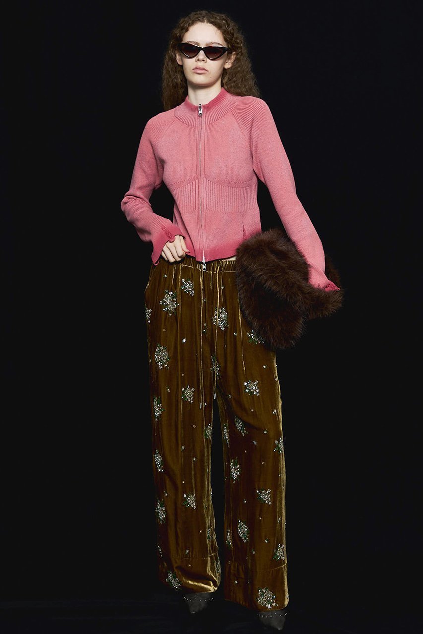 【メゾンスペシャル/MAISON SPECIAL】のBeads Flower Embroidery Velor Pants/ビーズフラワーエンブロイダリーベロアパンツ 人気、トレンドファッション・服の通販 founy(ファニー) 　ファッション　Fashion　レディースファッション　Fashion for Women　パンツ　Pants & Trousers　2025年　2025　2025-2026秋冬・A/W　Autumn/Winter 2025–26 AW25–26　なめらか　Smooth, Silky Texture　スペシャル　Special, Limited Edition　ドレープ　Drape, Draping Fabric　フラワー　Flower, Floral　ベロア　Velour, Soft Velvet　A/W・秋冬　Autumn/Winter　other-7|ID: prp329100004635395 ipo3291000000033383758
