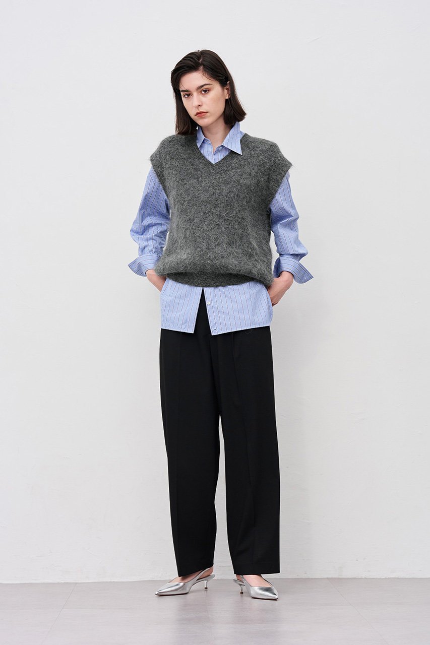 【アンクレイヴ/uncrave】の【8/13 12:00販売開始】アルパカファーニット Vネックベスト 人気、トレンドファッション・服の通販 founy(ファニー) 　ファッション　Fashion　レディースファッション　Fashion for Women　トップス・カットソー　Cut & Sew Tops　ニット　Knit Tops & Sweaters　ベスト&ジレ / 重ね着スタイル　Vests & Gilets　カジュアルプルオーバー・ニットトップス　Pullovers & Knit Tops / Casual Pullovers　Vネックトップス　V-Neck Tops / V-Cut Neckline Shirts　2025年　2025　2025-2026秋冬・A/W　Autumn/Winter 2025–26 AW25–26　おすすめ　Recommended / Our Picks　なめらか　Smooth, Silky Texture　インナー　Innerwear　ストレッチ　Stretch, Stretchy Fabric　スリーブ　Sleeve, Long Sleeve / Short Sleeve　フレンチ　French, French Style　ベスト　Vest, Waistcoat　今季　This Season, Current Season　半袖　Short Sleeve, Half Sleeve　畦　Ribbed Knit　A/W・秋冬　Autumn/Winter　other-4|ID: prp329100004636020 ipo3291000000033394058