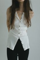 【エトレトウキョウ/ETRE TOKYO】の【8/15 10:00販売開始】フロントオープンタンクトップ 人気、トレンドファッション・服の通販 founy(ファニー) ファッション Fashion レディースファッション Fashion for Women トップス・カットソー Cut & Sew Tops キャミソール&ノースリーブ Camisoles & Sleeveless Tops シャツ・ブラウス・オフィスカジュアル Elegant Blouses & Button-Ups ロングTシャツ・Tシャツ Longline T-Shirts & Tees カットソー・ベーシックTシャツ Cut-and-Sewn Tops / Stretch Tees & Basics インナー Innerwear キャミソール Camisole, Spaghetti Strap Top ジャケット Jacket, Outerwear スリット Slit, Slit Detail タンク Tank Top, Sleeveless Top フィット Fit, Slim Fit フロント Front, Front Design A/W・秋冬 Autumn/Winter 2025年 2025 2025-2026秋冬・A/W Autumn/Winter 2025–26 AW25–26 thumbnail ホワイト|ID: prp329100004638335 ipo3291000000033428954