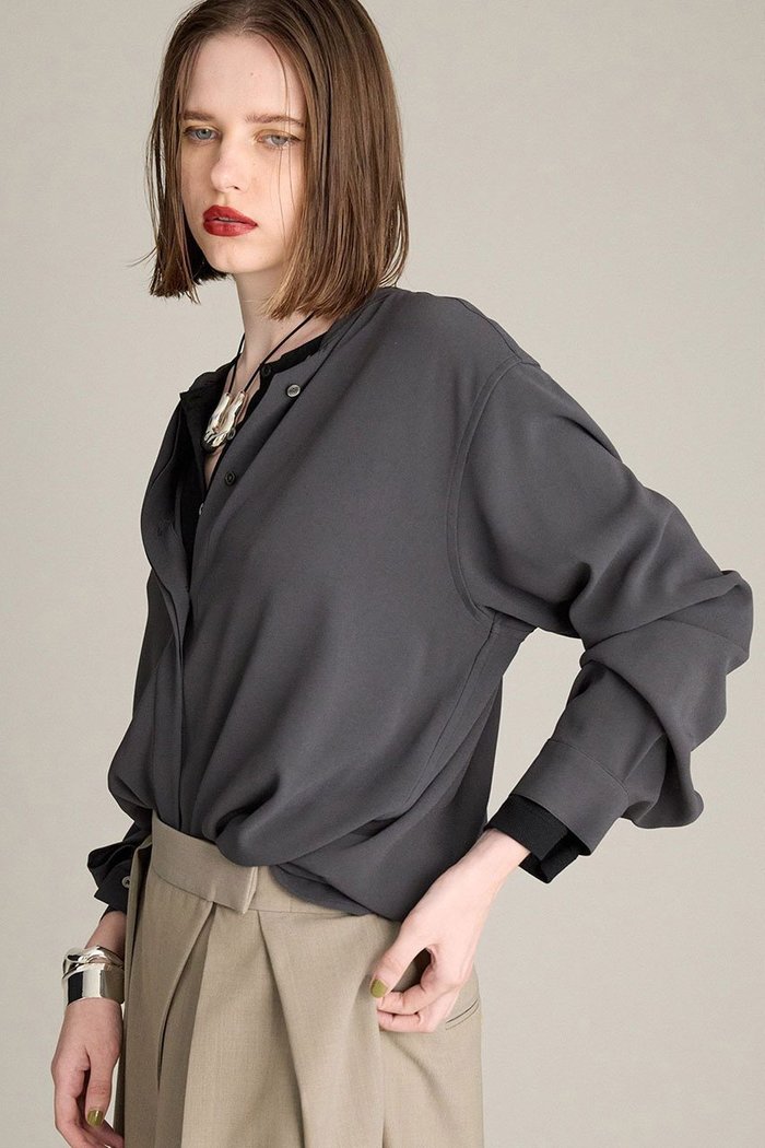 【ブリル/BRILL】のスタンドカラートリアセシャツ インテリア・キッズ・メンズ・レディースファッション・服の通販 founy(ファニー) https://founy.com/ ファッション Fashion レディースファッション Fashion for Women トップス・カットソー Cut & Sew Tops シャツ・ブラウス・オフィスカジュアル Elegant Blouses & Button-Ups サテン Satin, Glossy Fabric スリット Slit, Slit Detail スリーブ Sleeve, Long Sleeve / Short Sleeve ロング Long, Long-Length |ID: prp329100004640146 ipo3291000000033450009