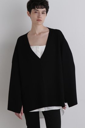 【ル フィル/LE PHIL】 オーバーサイズニットケーププルオーバー人気、トレンドファッション・服の通販 founy(ファニー) ファッション Fashion レディースファッション Fashion for Women トップス・カットソー Cut & Sew Tops ニット Knit Tops & Sweaters カジュアルプルオーバー・ニットトップス Pullovers & Knit Tops / Casual Pullovers 2025年 2025 2025-2026秋冬・A/W Autumn/Winter 2025–26 AW25–26 インナー Innerwear カッティング Cutting Detail シンプル Simple, Minimal スリット Slit, Slit Detail スリーブ Sleeve, Long Sleeve / Short Sleeve フォルム Silhouette, Form A/W・秋冬 Autumn/Winter |ID:prp329100004640197