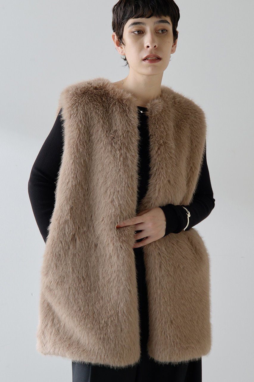 【ウィムガゼット/Whim Gazette】の【THE PAUSE】フェイクファークルーネックジレ インテリア・キッズ・メンズ・レディースファッション・服の通販 founy(ファニー) 　ファッション　Fashion　レディースファッション　Fashion for Women　アウター　Coat / Outerwear Collection　レディースジャケット・軽アウター　Jackets　おすすめ　Recommended / Our Picks　ジャケット　Jacket, Outerwear　フェイクファー　Faux Fur, Imitation Fur　フォックス　Fox, Fox Fur　フロント　Front, Front Design　ベスト　Vest, Waistcoat　ボトム　Bottoms, Lower Wear　ミドル　Middle Length, Mid Height　エレガント 上品　Elegant　グレージュ|ID: prp329100004640938 ipo3291000000035664658