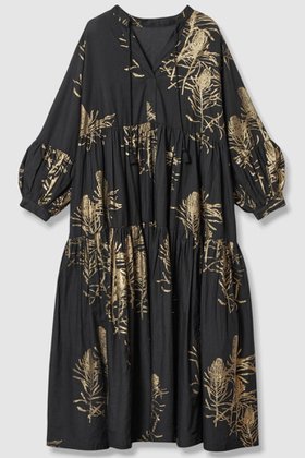 【ハウス オブ ロータス/HOUSE OF LOTUS】のハクプリントティアードワンピース 人気、トレンドファッション・服の通販 founy(ファニー) ファッション Fashion レディースファッション Fashion for Women ワンピース Dresses チュニック Tunic Tops & Dresses 2025年 2025 2025-2026秋冬・A/W Autumn/Winter 2025–26 AW25–26 インド Indian Textile コンパクト Compact, Small Size スタンド Stand Collar, Upright Stand スリット Slit, Slit Detail チュニック Tunic, Long Top ティアードワンピース Tiered Dress, Flared Dress プリント Print, Printed Pattern モチーフ Motif, Design Theme ロング Long, Long-Length A/W・秋冬 Autumn/Winter |ID:prp329100004643550