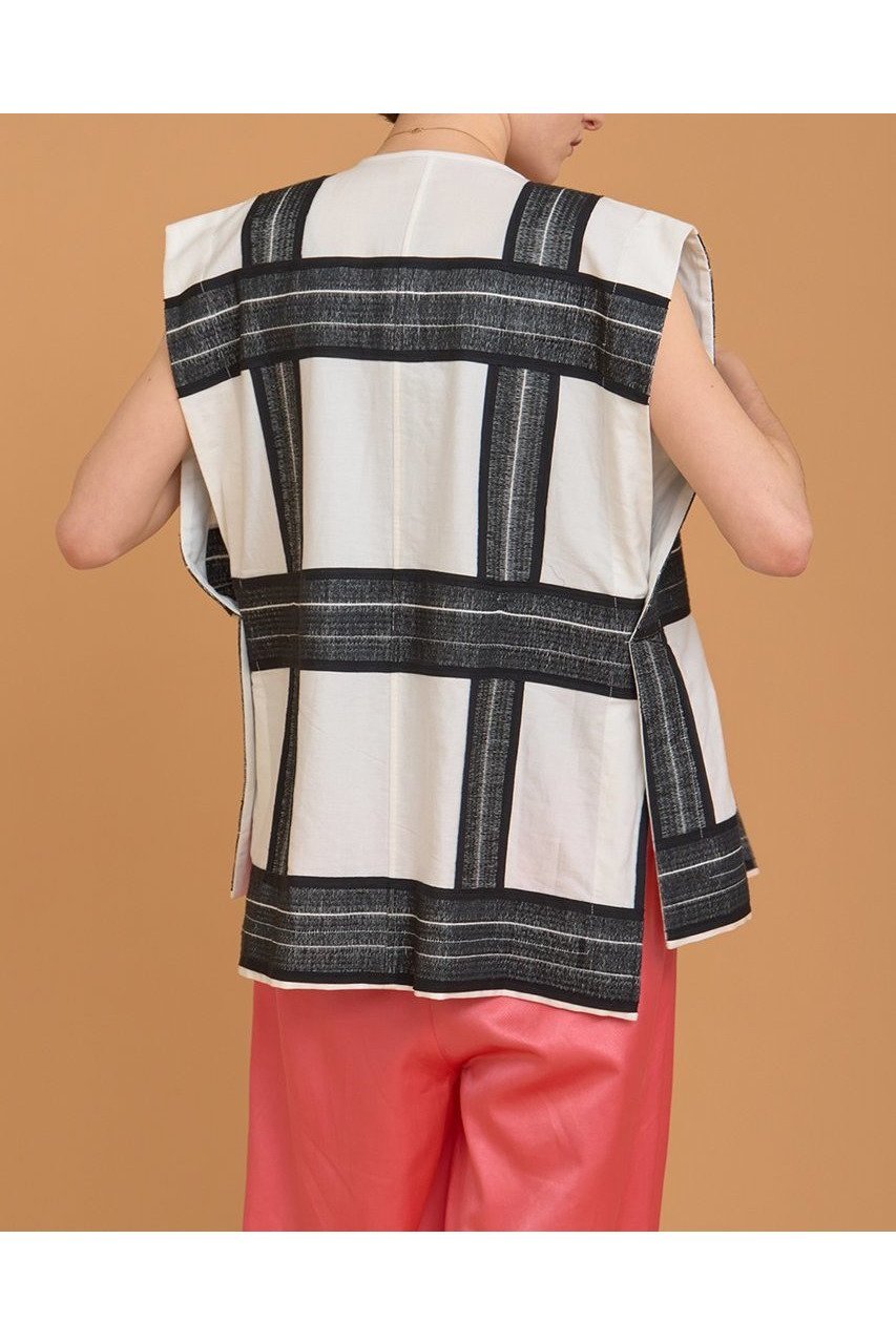 【ハウス オブ ロータス/HOUSE OF LOTUS】のジオメトリックエンブロイダリージレ 人気、トレンドファッション・服の通販 founy(ファニー) 　ファッション　Fashion　レディースファッション　Fashion for Women　アウター　Coat / Outerwear Collection　レディースジャケット・軽アウター　Jackets　2025年　2025　2025-2026秋冬・A/W　Autumn/Winter 2025–26 AW25–26　インド　Indian Textile　ジャカード／ジャガード　Jacquard, Woven Pattern　ジャケット　Jacket, Outerwear　スリット　Slit, Slit Detail　チェック　Check, Plaid, Tartan　ベスト　Vest, Waistcoat　エレガント 上品　Elegant　A/W・秋冬　Autumn/Winter　other-7|ID: prp329100004643589 ipo3291000000033498170