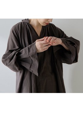 【ウィムガゼット/Whim Gazette】 カフスギャザーブラウス人気、トレンドファッション・服の通販 founy(ファニー) ファッション Fashion レディースファッション Fashion for Women トップス・カットソー Cut & Sew Tops シャツ・ブラウス・オフィスカジュアル Elegant Blouses & Button-Ups カフス Cuff Design ギャザー Gathered, Ruffled スリーブ Sleeve, Long Sleeve / Short Sleeve フリル Frill, Ruffle ベビー Baby, Babywear ロング Long, Long-Length A/W・秋冬 Autumn/Winter エレガント 上品 Elegant 2025年 2025 2025-2026秋冬・A/W Autumn/Winter 2025–26 AW25–26 |ID:prp329100004649116