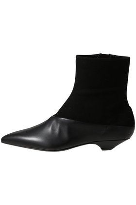 【セルジオ ロッシ/SERGIO ROSSI】のBEAK ブーティ 人気、トレンドファッション・服の通販 founy(ファニー) ファッション Fashion レディースファッション Fashion for Women オケージョン Occasion Wear コレクション Collection, Seasonal Line シェイプ Shape, Slim Fit ショート Short, Short Length ブーティ Booties, Ankle Boots モダン Modern, Contemporary |ID:prp329100004650973