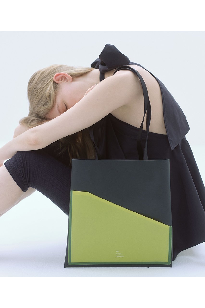 【ジ アートオブキャリング/THE ART OF CARRYING】のPAPER A トートバッグ 人気、トレンドファッション・服の通販 founy(ファニー) 　ファッション　Fashion　レディースファッション　Fashion for Women　バッグ　Bags　2025年　2025　2025-2026秋冬・A/W　Autumn/Winter 2025–26 AW25–26　なめらか　Smooth, Silky Texture　カッティング　Cutting Detail　ショルダー　Shoulder, Shoulder Strap　フロント　Front, Front Design　ポケット　Pocket, Pocket Detail　A/W・秋冬　Autumn/Winter　軽量　Lightweight, Ultra Light　other-2|ID: prp329100004651910 ipo3291000000033615047