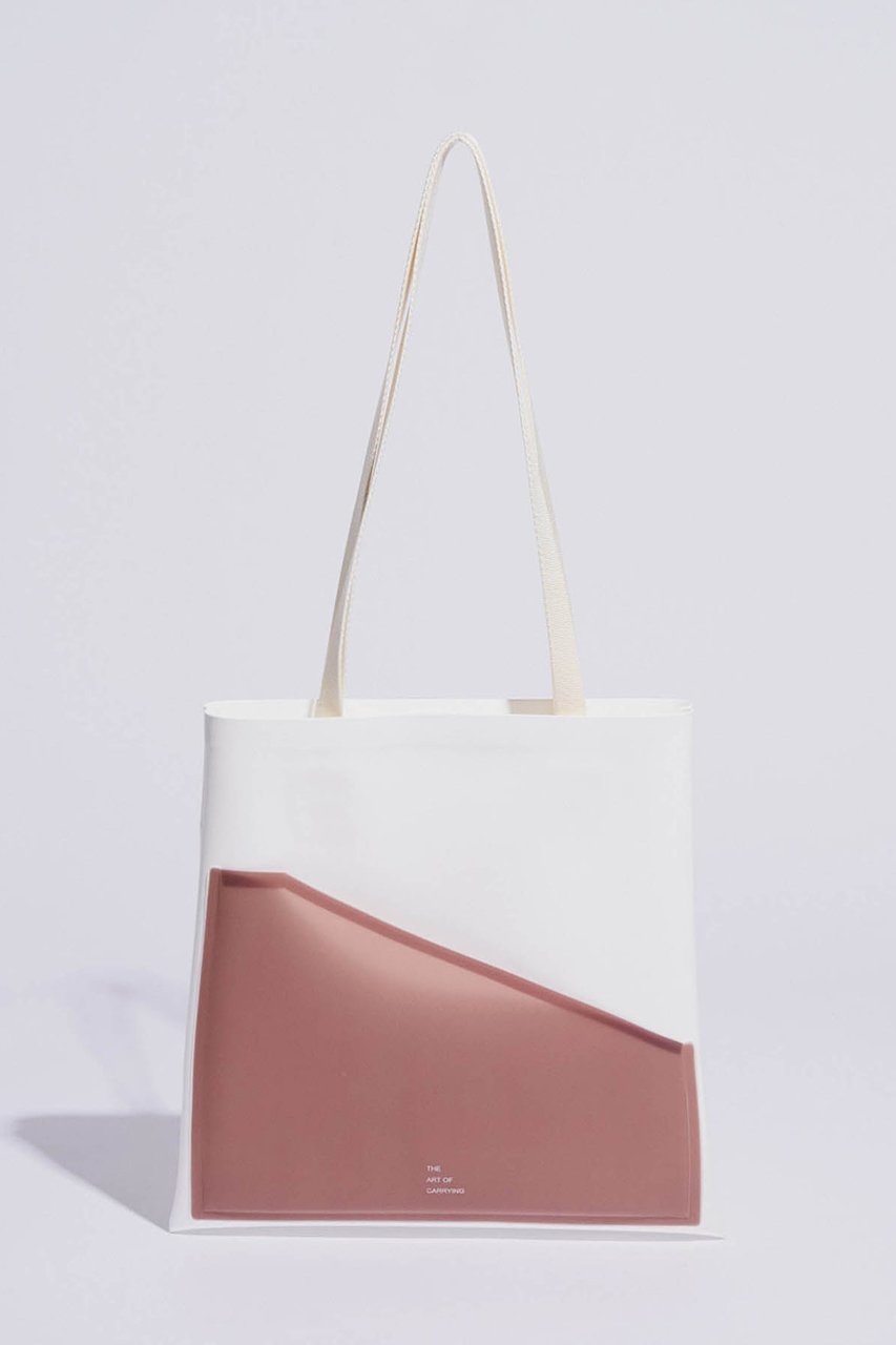 【ジ アートオブキャリング/THE ART OF CARRYING】のPAPER A トートバッグ インテリア・キッズ・メンズ・レディースファッション・服の通販 founy(ファニー) 　ファッション　Fashion　レディースファッション　Fashion for Women　バッグ　Bags　なめらか　Smooth, Silky Texture　カッティング　Cutting Detail　ショルダー　Shoulder, Shoulder Strap　フロント　Front, Front Design　ポケット　Pocket, Pocket Detail　再入荷　Restock / Back in Stock　A/W・秋冬　Autumn/Winter　軽量　Lightweight, Ultra Light　ホワイト×ピンクベージュ|ID: prp329100004651910 ipo3291000000036195591