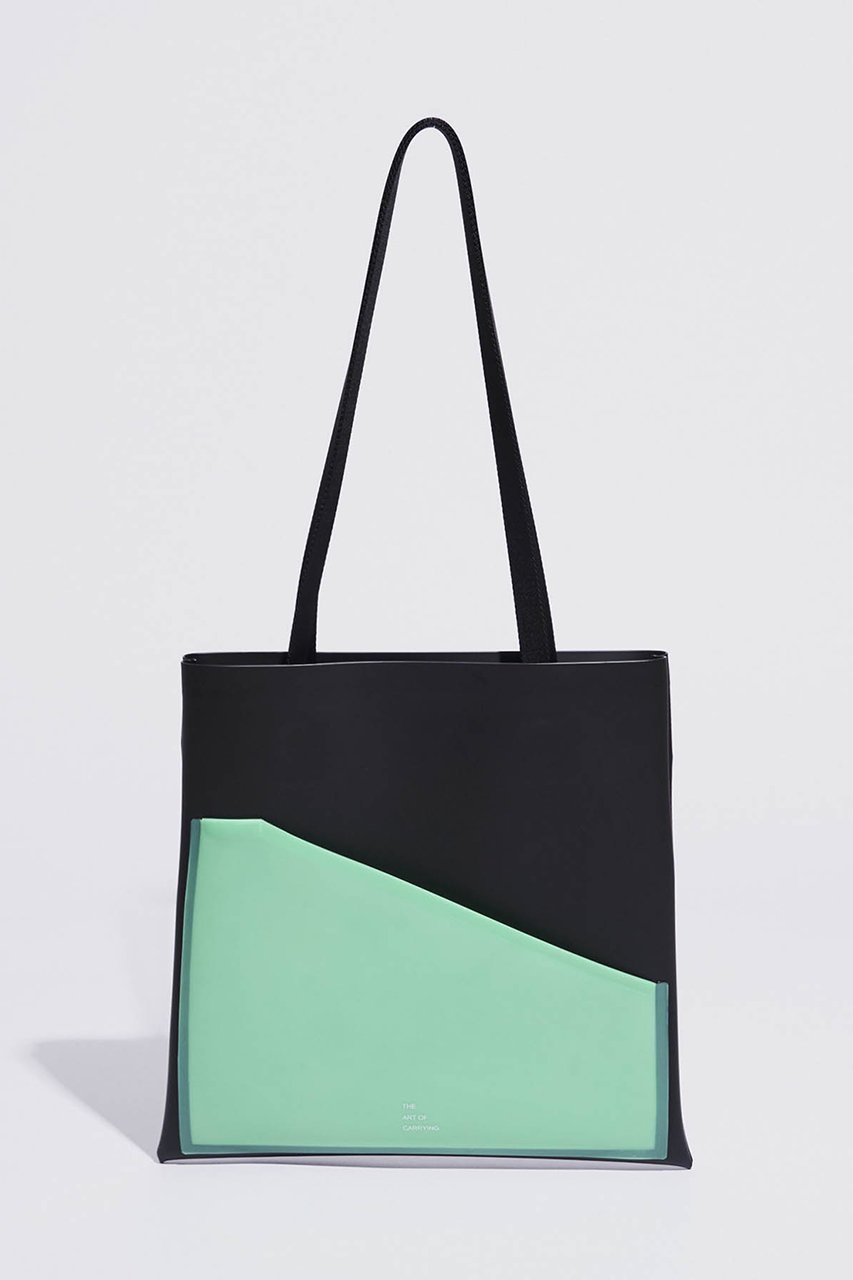 【ジ アートオブキャリング/THE ART OF CARRYING】のPAPER A トートバッグ インテリア・キッズ・メンズ・レディースファッション・服の通販 founy(ファニー) 　ファッション　Fashion　レディースファッション　Fashion for Women　バッグ　Bags　なめらか　Smooth, Silky Texture　カッティング　Cutting Detail　ショルダー　Shoulder, Shoulder Strap　フロント　Front, Front Design　ポケット　Pocket, Pocket Detail　再入荷　Restock / Back in Stock　A/W・秋冬　Autumn/Winter　軽量　Lightweight, Ultra Light　ブラック×グリーン|ID: prp329100004651910 ipo3291000000036195592