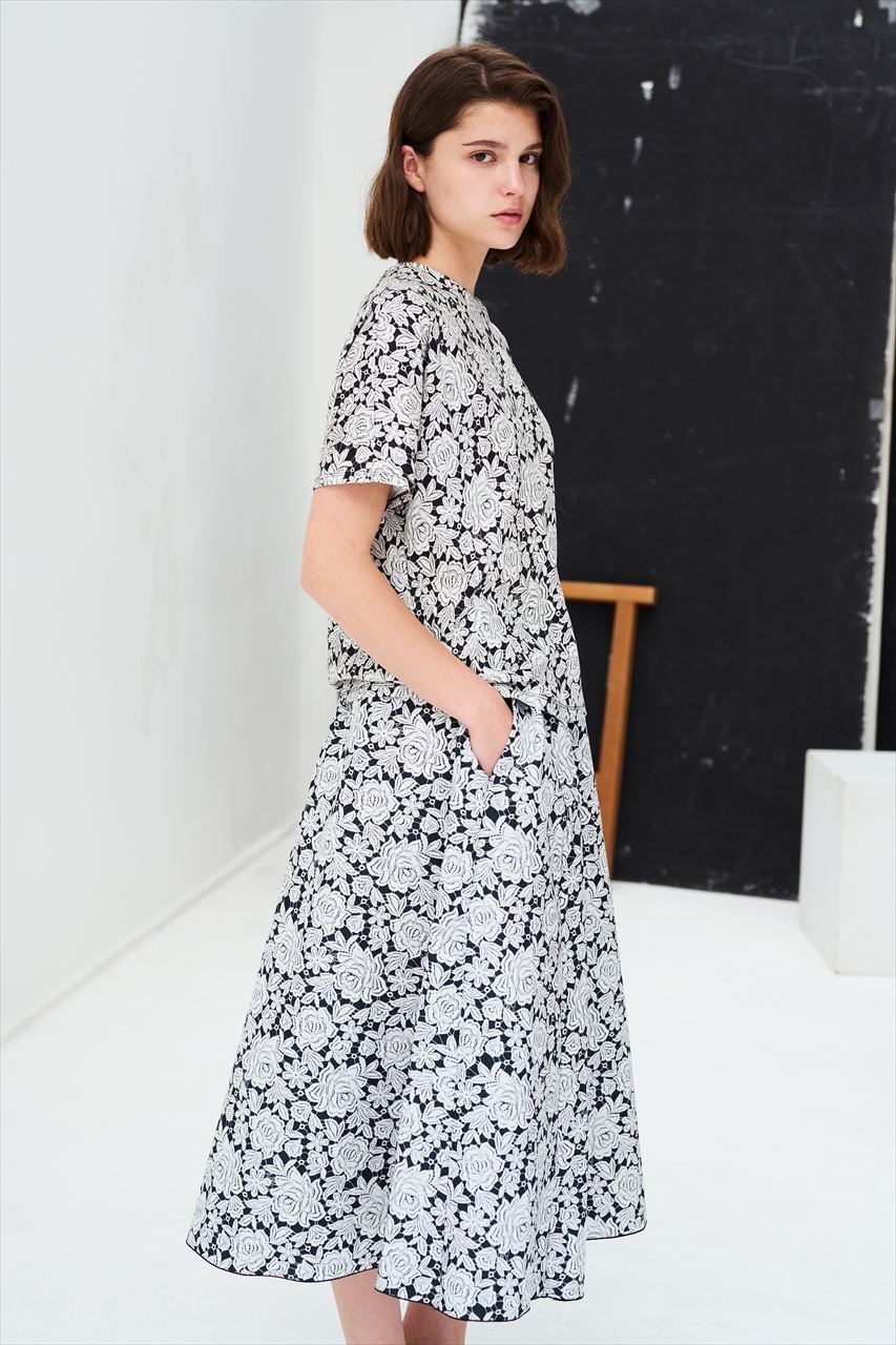【アミカ/AMICA】のヴィンテージレースTシャツ 人気、トレンドファッション・服の通販 founy(ファニー) 　ファッション　Fashion　レディースファッション　Fashion for Women　アウター　Coat / Outerwear Collection　トップス・カットソー　Cut & Sew Tops　シャツ・ブラウス・オフィスカジュアル　Elegant Blouses & Button-Ups　ロングTシャツ・Tシャツ　Longline T-Shirts & Tees　ベスト&ジレ / 重ね着スタイル　Vests & Gilets　カットソー・ベーシックTシャツ　Cut-and-Sewn Tops / Stretch Tees & Basics　エレガント 上品　Elegant　コレクション　Collection, Seasonal Line　ショート　Short, Short Length　スリーブ　Sleeve, Long Sleeve / Short Sleeve　プリント　Print, Printed Pattern　モノトーン　Monotone, Black and White　レース　Lace, Lace Fabric　定番　Standard, Basic Item　other-7|ID: prp329100004656668 ipo3291000000034069087