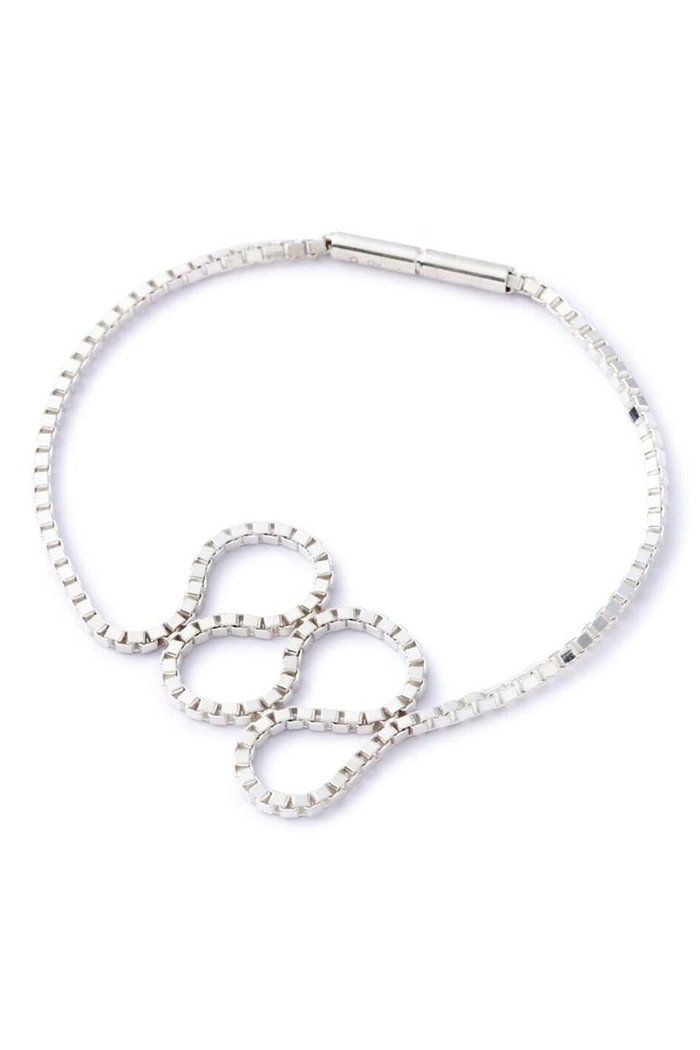 【アドーア/ADORE】のSaskia Diez LOOP BRACELET OPEN インテリア・キッズ・メンズ・レディースファッション・服の通販 founy(ファニー) https://founy.com/ ファッション Fashion レディースファッション Fashion for Women ジュエリー Jewelry チェーン＆カフブレスレット Cuff & Chain Bracelets バングル・カフブレスレット Bangles & Cuff Bracelets なめらか Smooth, Silky Texture シルバー Silver, Metallic Silver シンプル Simple, Minimal チェーン Chain, Chain Strap ブレスレット Bracelet, Wristband モチーフ Motif, Design Theme ループ Loop, Loop Knit |ID: prp329100004660056 ipo3291000000035492833