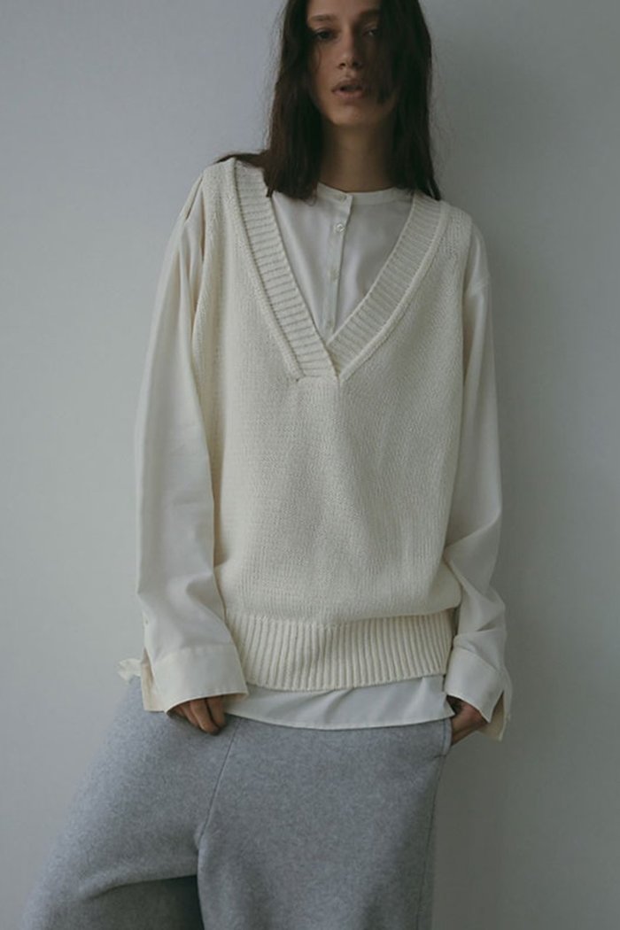 【エトレトウキョウ/ETRE TOKYO】のVネックスリーブレスニットプルオーバー インテリア・キッズ・メンズ・レディースファッション・服の通販 founy(ファニー) https://founy.com/ ファッション Fashion レディースファッション Fashion for Women トップス・カットソー Cut & Sew Tops ニット Knit Tops & Sweaters カジュアルプルオーバー・ニットトップス Pullovers & Knit Tops / Casual Pullovers Vネックトップス V-Neck Tops / V-Cut Neckline Shirts カットソー Cut and Sewn Top ノースリーブ Sleeveless, No-Sleeve バランス Balance, Style Balance リラックス Relax, Relaxed Fit |ID: prp329100004669594 ipo3291000000035863663