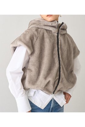 【デザイン ワークス/DESIGN WORKS】のリッチフェイクファーフードジレ 人気、トレンドファッション・服の通販 founy(ファニー) ファッション Fashion レディースファッション Fashion for Women アウター Coat / Outerwear Collection トップス・カットソー Cut & Sew Tops シャツ・ブラウス・オフィスカジュアル Elegant Blouses & Button-Ups レディースパーカー・カジュアルフーディー Casual Hoodies & Sweatshirts ロングTシャツ・Tシャツ Longline T-Shirts & Tees ベスト&ジレ / 重ね着スタイル Vests & Gilets スウェット・クルーネックトップス Sweatshirts & Crewnecks / Relaxed Fit Sweat Tops カットソー・ベーシックTシャツ Cut-and-Sewn Tops / Stretch Tees & Basics おすすめ Recommended / Our Picks デニム Denim, Jeans Material フェイクファー Faux Fur, Imitation Fur フォルム Silhouette, Form ブラウジング Blouson Silhouette, Cinched Waist ワイド Wide, Wide Fit 新作・新入荷 New Arrivals / New In A/W・秋冬 Autumn/Winter |ID:prp329100004669611
