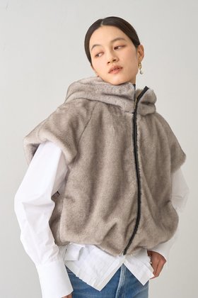 【デザイン ワークス/DESIGN WORKS】 リッチフェイクファーフードジレ人気、トレンドファッション・服の通販 founy(ファニー) ファッション Fashion レディースファッション Fashion for Women アウター Coat / Outerwear Collection トップス・カットソー Cut & Sew Tops シャツ・ブラウス・オフィスカジュアル Elegant Blouses & Button-Ups レディースパーカー・カジュアルフーディー Casual Hoodies & Sweatshirts ロングTシャツ・Tシャツ Longline T-Shirts & Tees ベスト&ジレ / 重ね着スタイル Vests & Gilets スウェット・クルーネックトップス Sweatshirts & Crewnecks / Relaxed Fit Sweat Tops カットソー・ベーシックTシャツ Cut-and-Sewn Tops / Stretch Tees & Basics おすすめ Recommended / Our Picks デニム Denim, Jeans Material フェイクファー Faux Fur, Imitation Fur フォルム Silhouette, Form ブラウジング Blouson Silhouette, Cinched Waist ワイド Wide, Wide Fit A/W・秋冬 Autumn/Winter |ID:prp329100004669611