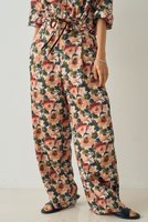 【デザイン ワークス/DESIGN WORKS】の【セットアップ対応】【BEAUVET】フラワープリントワイドパンツ 人気、トレンドファッション・服の通販 founy(ファニー) ファッション Fashion レディースファッション Fashion for Women セットアップ Matching Sets レディースパンツ・ボトムス Pants & Trousers / Bottoms パンツ Pants & Trousers おすすめ Recommended / Our Picks ショート Short, Short Length シンプル Simple, Minimal スーツ Suit, Formalwear セットアップ Set-Up, Coordinated Outfit ドレープ Drape, Draping Fabric フラワー Flower, Floral プリント Print, Printed Pattern リネン Linen, Linen Fabric リラックス Relax, Relaxed Fit ワイド Wide, Wide Fit エレガント 上品 Elegant |ID:prp329100004669617