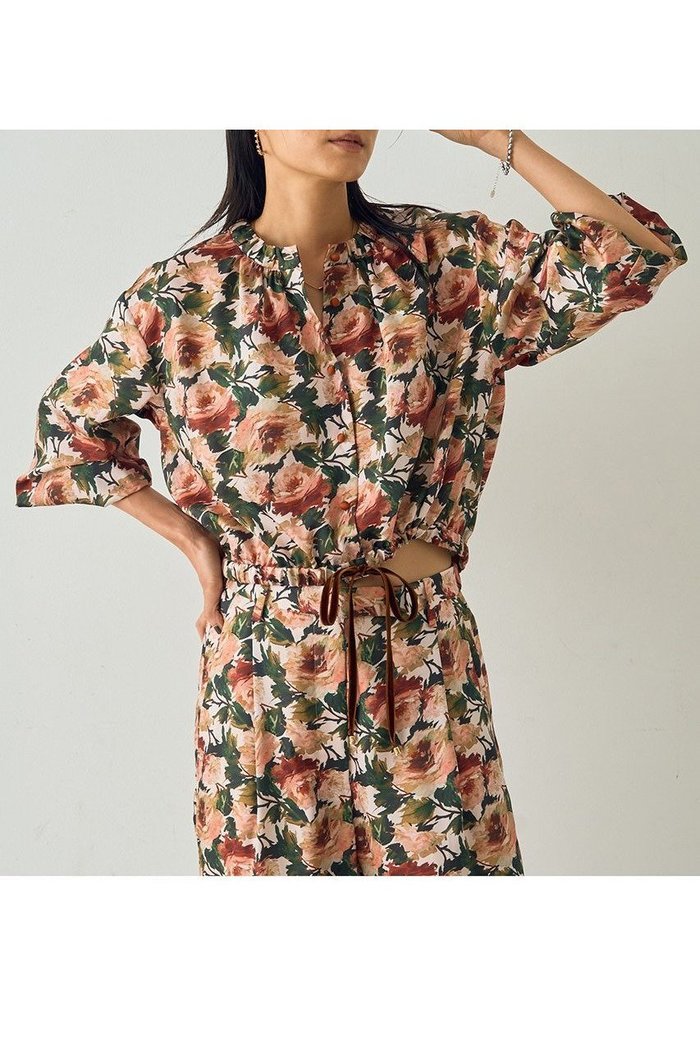 【デザイン ワークス/DESIGN WORKS】の【セットアップ対応】【BEAUVET】フラワープリントショートブラウス インテリア・キッズ・メンズ・レディースファッション・服の通販 founy(ファニー) https://founy.com/ ファッション Fashion レディースファッション Fashion for Women トップス・カットソー Cut & Sew Tops シャツ・ブラウス・オフィスカジュアル Elegant Blouses & Button-Ups 花柄・フラワープリント・モチーフ Floral Prints & Motifs / Flower Pattern Tops スリーブ Sleeve, Long Sleeve / Short Sleeve スーツ Suit, Formalwear セットアップ Set-Up, Coordinated Outfit デニム Denim, Jeans Material ドローストリング Drawstring, Pull Cord バランス Balance, Style Balance ファブリック Fabric, Textile フラワー Flower, Floral プリント Print, Printed Pattern ロング Long, Long-Length ワイド Wide, Wide Fit 長袖 Long Sleeve, Full Sleeve |ID: prp329100004669618 ipo3291000000033762489