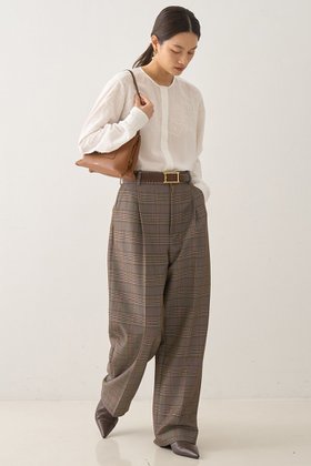 【デザイン ワークス/DESIGN WORKS】 ウール混タックバレルパンツ人気、トレンドファッション・服の通販 founy(ファニー) ファッション Fashion レディースファッション Fashion for Women パンツ Pants & Trousers おすすめ Recommended / Our Picks コンパクト Compact, Small Size フォルム Silhouette, Form フロント Front, Front Design ボトム Bottoms, Lower Wear リラックス Relax, Relaxed Fit 新作・新入荷 New Arrivals / New In |ID:prp329100004671175