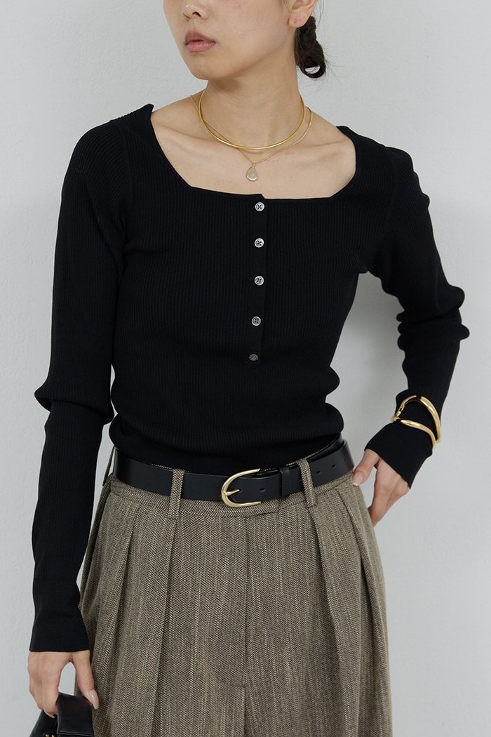 【ガリャルダガランテ/GALLARDAGALANTE】のスクエアヘンリーネックニット インテリア・キッズ・メンズ・レディースファッション・服の通販 founy(ファニー) https://founy.com/ ファッション Fashion レディースファッション Fashion for Women トップス・カットソー Cut & Sew Tops ニット Knit Tops & Sweaters カジュアルプルオーバー・ニットトップス Pullovers & Knit Tops / Casual Pullovers インナー Innerwear ジャケット Jacket, Outerwear スクエア Square, Square Shape デコルテ Décolleté, Neckline 冬 Winter / This Winter |ID: prp329100004689447 ipo3291000000033867683