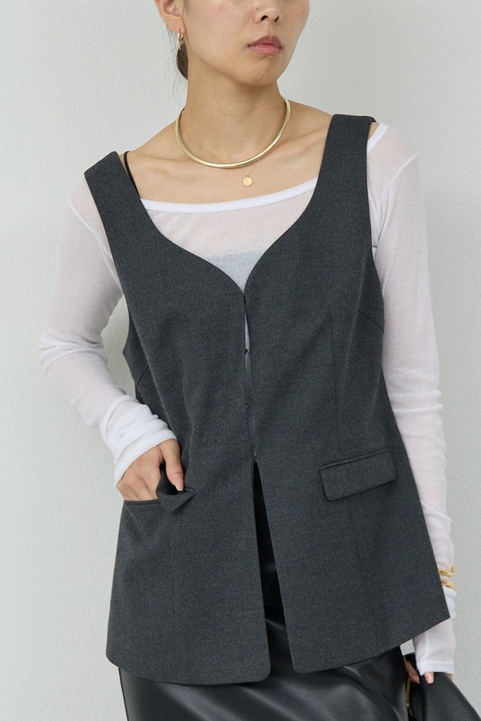 【ガリャルダガランテ/GALLARDAGALANTE】のビスチェジレ インテリア・キッズ・メンズ・レディースファッション・服の通販 founy(ファニー) https://founy.com/ ファッション Fashion レディースファッション Fashion for Women アウター Coat / Outerwear Collection レディースジャケット・軽アウター Jackets インナー Innerwear カッティング Cutting Detail ジャケット Jacket, Outerwear スラックス Slacks, Dress Pants セットアップ Set-Up, Coordinated Outfit ベスト Vest, Waistcoat ロング Long, Long-Length 夏 Summer 新作・新入荷 New Arrivals / New In 秋 Autumn A/W・秋冬 Autumn/Winter |ID: prp329100004691476 ipo3291000000033878473
