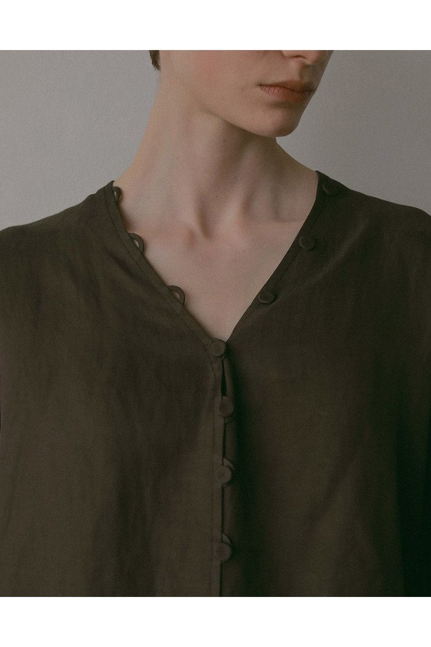 【ハー/HER.】の【9/18 12:00販売開始】ボタンブラウス 人気、トレンドファッション・服の通販 founy(ファニー) 　ファッション　Fashion　レディースファッション　Fashion for Women　トップス・カットソー　Cut & Sew Tops　シャツ・ブラウス・オフィスカジュアル　Elegant Blouses & Button-Ups　おすすめ　Recommended / Our Picks　カットソー　Cut and Sewn Top　スリーブ　Sleeve, Long Sleeve / Short Sleeve　タンク　Tank Top, Sleeveless Top　ツイル　Twist, Twisted Detail　フロント　Front, Front Design　ボトム　Bottoms, Lower Wear　リネン　Linen, Linen Fabric　リラックス　Relax, Relaxed Fit　ロング　Long, Long-Length　新作・新入荷　New Arrivals / New In　羽織　Haori, Light Jacket　other-5|ID: prp329100004695409 ipo3291000000033905925
