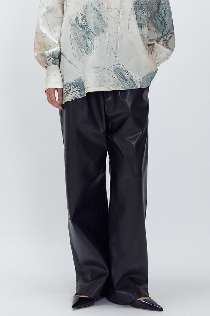 【プルミエ アロンディスモン/1er Arrondissement】のフェイクレザーパンツ インテリア・キッズ・メンズ・レディースファッション・服の通販 founy(ファニー) https://founy.com/ ファッション Fashion レディースファッション Fashion for Women パンツ Pants & Trousers ストレート Straight, Straight Cut スピンドル Spindle, Drawcord フェイクレザー Faux Leather, PU Leather リラックス Relax, Relaxed Fit |ID: prp329100004703590 ipo3291000000033965559