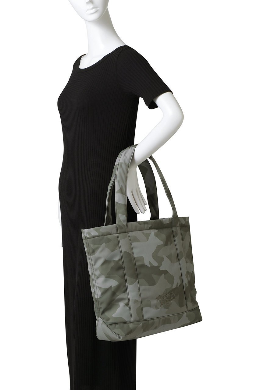 【メゾン キツネ/MAISON KITSUNE】の【UNISEX】CAMO FOX ラージ トートバッグ 人気、トレンドファッション・服の通販 founy(ファニー) 　ファッション　Fashion　レディースファッション　Fashion for Women　バッグ　Bags　ユニセックス　Unisex, Genderless　クッション　Cushion, Throw Pillow　スクエア　Square, Square Shape　スタイリッシュ　Stylish, Fashionable　フォックス　Fox, Fox Fur　フォルム　Silhouette, Form　モチーフ　Motif, Design Theme　other-2|ID: prp329100004705646 ipo3291000000035564134