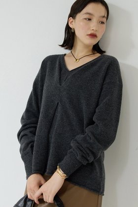 【ガリャルダガランテ/GALLARDAGALANTE】のウールカシミヤタックVプルオーバー 人気、トレンドファッション・服の通販 founy(ファニー) ファッション Fashion レディースファッション Fashion for Women トップス・カットソー Cut & Sew Tops ニット Knit Tops & Sweaters カジュアルプルオーバー・ニットトップス Pullovers & Knit Tops / Casual Pullovers バランス Balance, Style Balance フロント Front, Front Design ボトム Bottoms, Lower Wear |ID:prp329100004705712