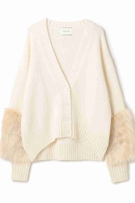 【ベイジ,/BEIGE,】 【9/26 12:00販売開始】CHESTER / フェイクファーVネックカーディガン人気、トレンドファッション・服の通販 founy(ファニー) ファッション Fashion レディースファッション Fashion for Women トップス・カットソー Cut & Sew Tops ニット Knit Tops & Sweaters カーディガン・羽織り Layered Style Cardigans Vネックトップス V-Neck Tops / V-Cut Neckline Shirts カーディガン Cardigan, Knitwear ジャケット Jacket, Outerwear ダウン Down, Puffer デニム Denim, Jeans Material フェイクファー Faux Fur, Imitation Fur リュクス Luxury, Elegant, High-End, Chic |ID:prp329100004707919