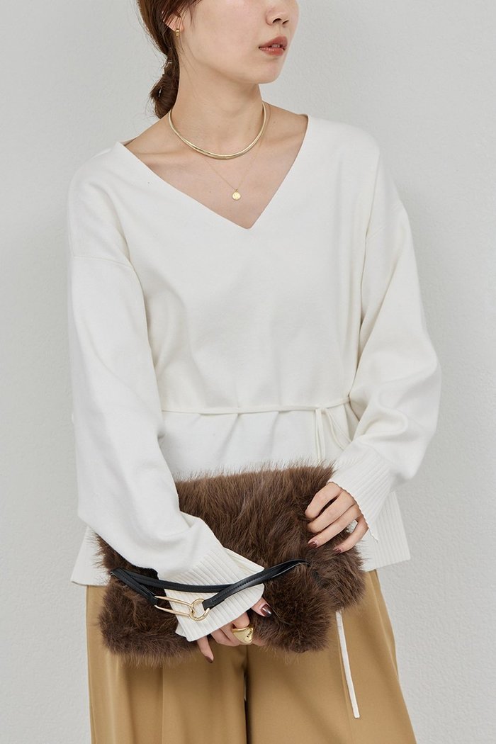 【ガリャルダガランテ/GALLARDAGALANTE】の【CHIKAコラボ】タイ付き総針Vネックニット インテリア・キッズ・メンズ・レディースファッション・服の通販 founy(ファニー) https://founy.com/ ファッション Fashion レディースファッション Fashion for Women トップス・カットソー Cut & Sew Tops ニット Knit Tops & Sweaters カジュアルプルオーバー・ニットトップス Pullovers & Knit Tops / Casual Pullovers Vネックトップス V-Neck Tops / V-Cut Neckline Shirts コラボ Collaboration, Collab シンプル Simple, Minimal スリット Slit, Slit Detail トレンド Trend, Trending Now ボトム Bottoms, Lower Wear |ID: prp329100004709207 ipo3291000000034015589