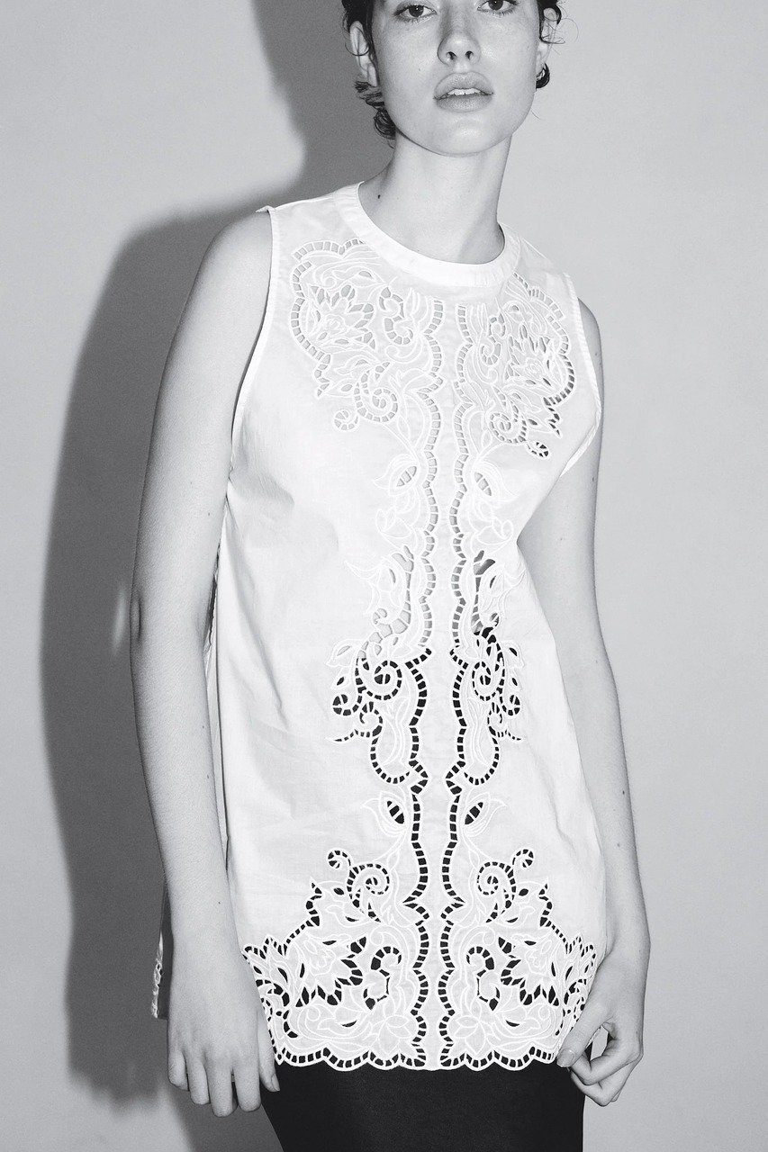 【その他のブランド/Other】の【9/30 12:00販売開始】Scallop embroidery blouse 人気、トレンドファッション・服の通販 founy(ファニー) 　ファッション　Fashion　レディースファッション　Fashion for Women　トップス・カットソー　Cut & Sew Tops　キャミソール&ノースリーブ　Camisoles & Sleeveless Tops　シャツ・ブラウス・オフィスカジュアル　Elegant Blouses & Button-Ups　スカラップ　Scallop, Scalloped Edge　スラックス　Slacks, Dress Pants　スリット　Slit, Slit Detail　ノースリーブ　Sleeveless, No-Sleeve　新作・新入荷　New Arrivals / New In　other-7|ID: prp329100004713065 ipo3291000000034046905