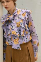 【デザイン ワークス/DESIGN WORKS】のフラワープリントリボン付きラッフルブラウス ラベンダー|ID:prp329100004715322