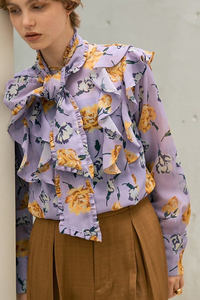 【デザイン ワークス/DESIGN WORKS】のフラワープリントリボン付きラッフルブラウス インテリア・キッズ・メンズ・レディースファッション・服の通販 founy(ファニー) https://founy.com/ ファッション Fashion レディースファッション Fashion for Women トップス・カットソー Cut & Sew Tops シャツ・ブラウス・オフィスカジュアル Elegant Blouses & Button-Ups 花柄・フラワープリント・モチーフ Floral Prints & Motifs / Flower Pattern Tops インナー Innerwear エレガント 上品 Elegant クラシカル Classical, Vintage-Inspired シンプル Simple, Minimal ジャケット Jacket, Outerwear スリーブ Sleeve, Long Sleeve / Short Sleeve ファブリック Fabric, Textile フェミニン Feminine, Girly プリント Print, Printed Pattern リボン Ribbon, Bow ロング Long, Long-Length 手描き Hand-Drawn, Illustrated |ID: prp329100004715322 ipo3291000000035970948