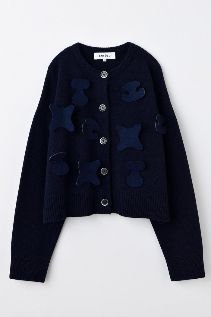 【エンフォルド/ENFOLD】のCHAIR-MOTIF KINIT CARDIGAN/カーディガン インテリア・キッズ・メンズ・レディースファッション・服の通販 founy(ファニー) https://founy.com/ ファッション Fashion レディースファッション Fashion for Women トップス・カットソー Cut & Sew Tops ニット Knit Tops & Sweaters カーディガン・羽織り Layered Style Cardigans おすすめ Recommended / Our Picks カーディガン Cardigan, Knitwear バタフライ Butterfly, Butterfly Motif バランス Balance, Style Balance フェルト Felt, Felt Fabric ボックス Boxy, Box Shape モチーフ Motif, Design Theme ワイド Wide, Wide Fit 冬 Winter / This Winter |ID: prp329100004727432 ipo3291000000036135992