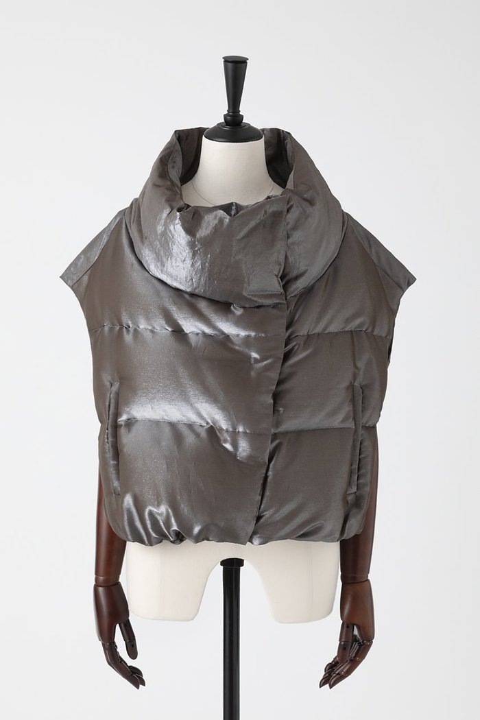 【オーヴィル/EAUVIRE】のシャイニーダウンジレ インテリア・キッズ・メンズ・レディースファッション・服の通販 founy(ファニー) https://founy.com/ ファッション Fashion レディースファッション Fashion for Women アウター Coat / Outerwear Collection レディースジャケット・軽アウター Jackets 2025年 2025 2025-2026秋冬・A/W Autumn/Winter 2025–26 AW25–26 イタリア Italy シェイプ Shape, Slim Fit ジャケット Jacket, Outerwear スタンド Stand Collar, Upright Stand ストール Stole, Wrap タンブラー Tumbler, Travel Mug ドレス Dress, One-Piece ベスト Vest, Waistcoat メタリック Metallic, Shiny Finish エレガント 上品 Elegant A/W・秋冬 Autumn/Winter |ID: prp329100004745542 ipo3291000000034307369