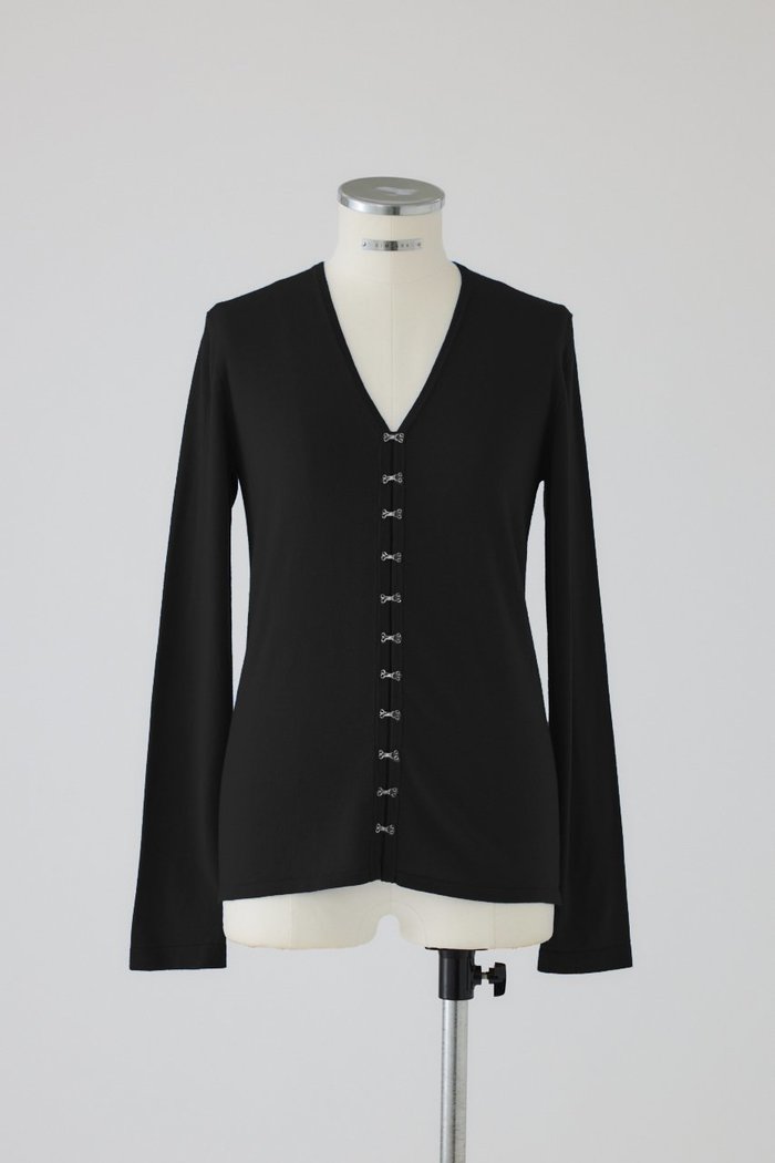 【リムアーク/RIM.ARK】のMany hook V neck tops/ニット インテリア・キッズ・メンズ・レディースファッション・服の通販 founy(ファウニー) https://founy.com/ ファッション Fashion レディースファッション Fashion for Women トップス・カットソー Cut & Sew Tops ニット Knit Tops & Sweaters カジュアルプルオーバー・ニットトップス Pullovers & Knit Tops / Casual Pullovers おすすめ Recommended / Our Picks アクセサリー Fashion Accessories インナー Innerwear シルク Silk, 100% Silk ジャケット Jacket, Outerwear センター Center, Center Line デコルテ Décolleté, Neckline フィット Fit, Slim Fit フロント Front, Front Design メタル Metal, Metal Parts |ID: prp329100004745613 ipo3291000000035773939