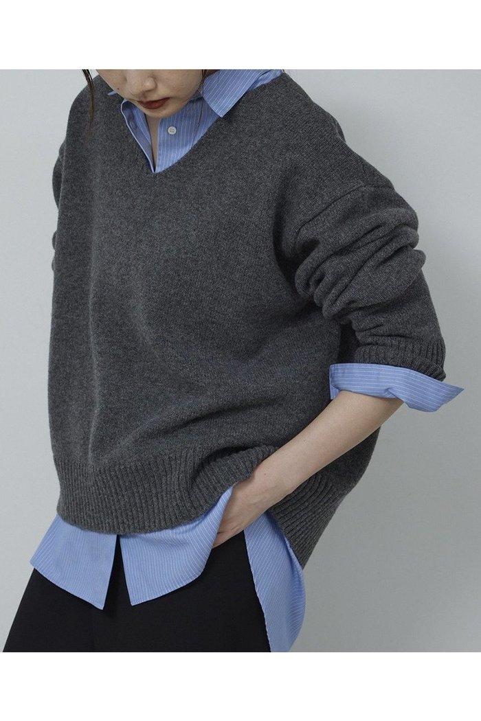 【ガリャルダガランテ/GALLARDAGALANTE】の【セットアップ対応】メリノウールVニット インテリア・キッズ・メンズ・レディースファッション・服の通販 founy(ファニー) https://founy.com/ ファッション Fashion レディースファッション Fashion for Women トップス・カットソー Cut & Sew Tops ニット Knit Tops & Sweaters カジュアルプルオーバー・ニットトップス Pullovers & Knit Tops / Casual Pullovers インナー Innerwear シンプル Simple, Minimal スリット Slit, Slit Detail セットアップ Set-Up, Coordinated Outfit 冬 Winter / This Winter |ID: prp329100004748430 ipo3291000000034335388