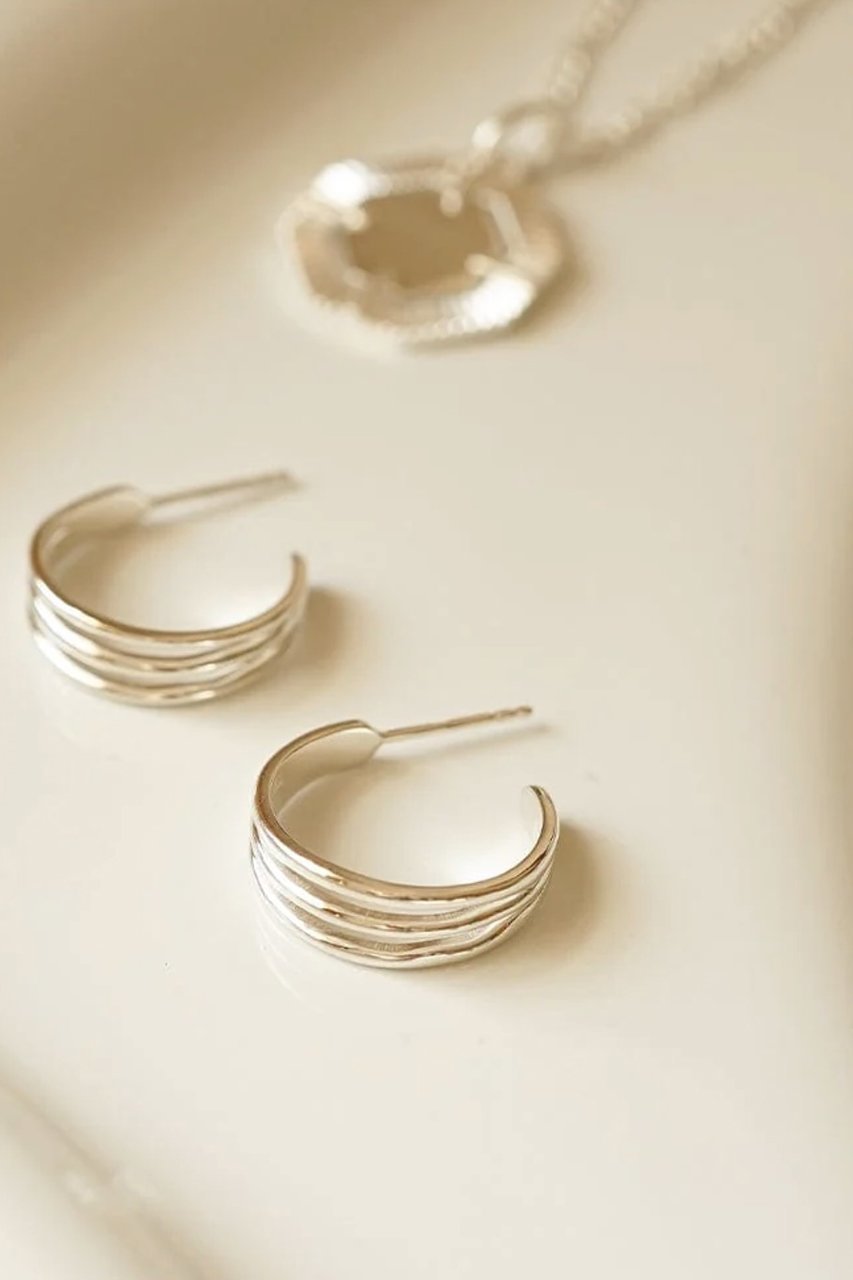 【デイジー ロンドン/DAISY LONDON】のTriple Wave Hoop ピアス 人気、トレンドファッション・服の通販 founy(ファニー) 　ファッション　Fashion　レディースファッション　Fashion for Women　ジュエリー　Jewelry　ファッションリング　Fashion Rings　イヤリング・フープ・ドロップタイプ　Hoop, Drop & Clip Earrings　イヤリング　Earrings　エレガント 上品　Elegant　クール　Cool, Chic　シルバー　Silver, Metallic Silver　フィット　Fit, Slim Fit　other-6|ID: prp329100004750085 ipo3291000000035454643