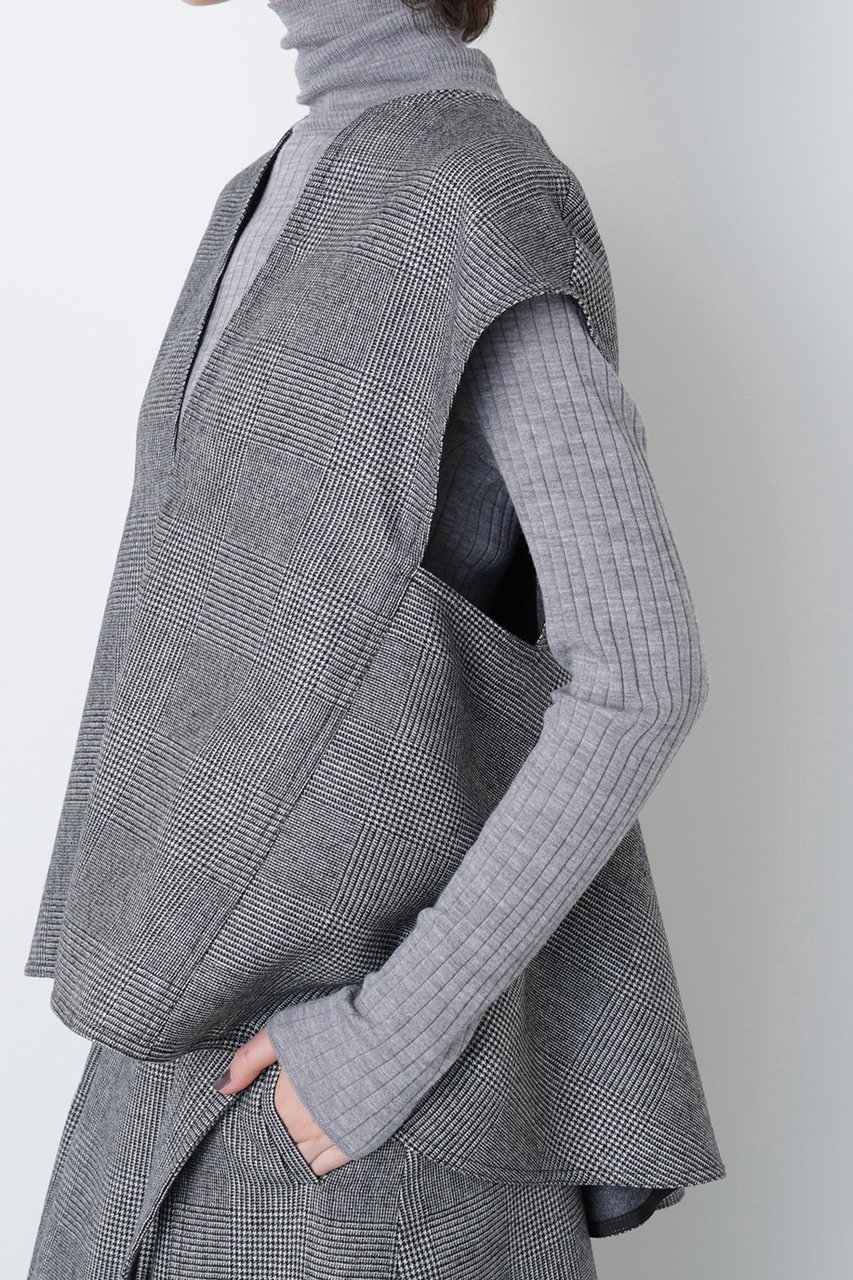 【ヒューエルミュージアム/hueLe Museum】の【STUMBLY】Back Peplum Gilet BL 人気、トレンドファッション・服の通販 founy(ファニー) 　ファッション　Fashion　レディースファッション　Fashion for Women　アウター　Coat / Outerwear Collection　トップス・カットソー　Cut & Sew Tops　キャミソール&ノースリーブ　Camisoles & Sleeveless Tops　シャツ・ブラウス・オフィスカジュアル　Elegant Blouses & Button-Ups　ベスト&ジレ / 重ね着スタイル　Vests & Gilets　なめらか　Smooth, Silky Texture　ノースリーブ　Sleeveless, No-Sleeve　フロント　Front, Front Design　ペプラム　Peplum, Flared Hem　other-8|ID: prp329100004750130 ipo3291000000036049562