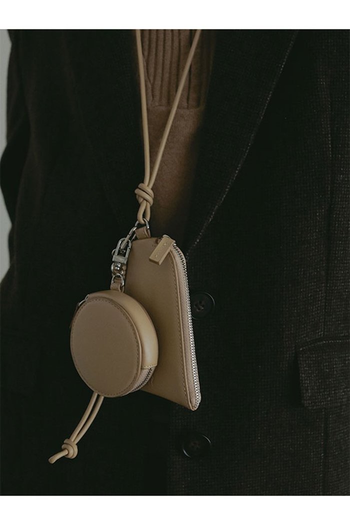 【エトレトウキョウ/ETRE TOKYO】のレザーコードマルチポーチ インテリア・キッズ・メンズ・レディースファッション・服の通販 founy(ファニー) https://founy.com/ ファッション Fashion レディースファッション Fashion for Women ポーチ&ミニバッグ Pouches & Mini Bags なめらか Smooth, Silky Texture アクセサリー Fashion Accessories サークル Circle, Round Design シンプル Simple, Minimal バランス Balance, Style Balance ポーチ Pouch, Small Case エレガント 上品 Elegant 台形 A-Line, Trapezoid Shape |ID: prp329100004750204 ipo3291000000036184362