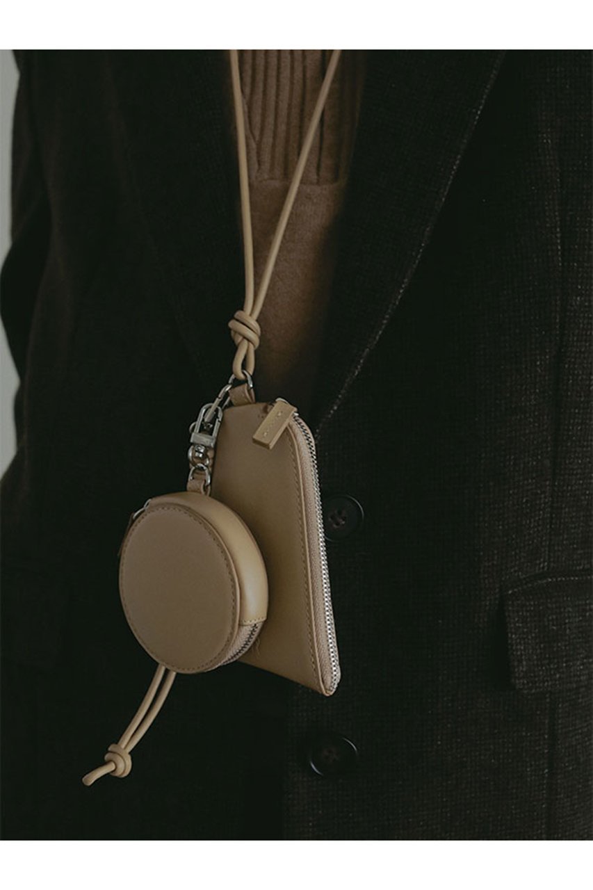 【エトレトウキョウ/ETRE TOKYO】のレザーコードマルチポーチ インテリア・キッズ・メンズ・レディースファッション・服の通販 founy(ファニー) 　ファッション　Fashion　レディースファッション　Fashion for Women　ポーチ&ミニバッグ　Pouches & Mini Bags　なめらか　Smooth, Silky Texture　アクセサリー　Fashion Accessories　サークル　Circle, Round Design　シンプル　Simple, Minimal　バランス　Balance, Style Balance　ポーチ　Pouch, Small Case　エレガント 上品　Elegant　台形　A-Line, Trapezoid Shape　ベージュ|ID: prp329100004750204 ipo3291000000036184363