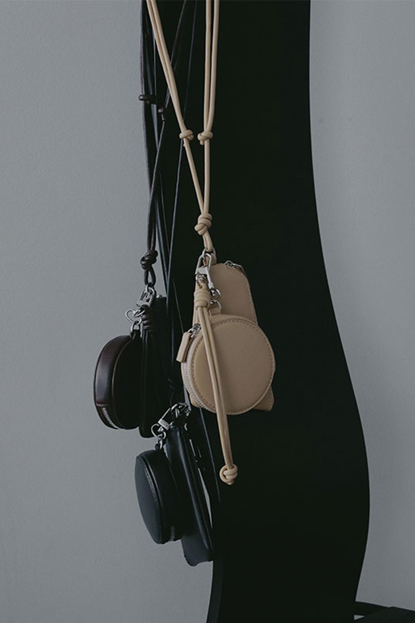 【エトレトウキョウ/ETRE TOKYO】のレザーコードマルチポーチ 人気、トレンドファッション・服の通販 founy(ファニー) 　ファッション　Fashion　レディースファッション　Fashion for Women　ポーチ&ミニバッグ　Pouches & Mini Bags　なめらか　Smooth, Silky Texture　アクセサリー　Fashion Accessories　サークル　Circle, Round Design　シンプル　Simple, Minimal　バランス　Balance, Style Balance　ポーチ　Pouch, Small Case　エレガント 上品　Elegant　台形　A-Line, Trapezoid Shape　other-8|ID: prp329100004750204 ipo3291000000036234322